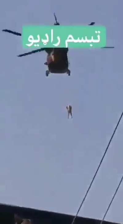 Talibã levando as inimigas para um passeio de helicóptero