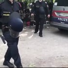 Polizist tritt auf Demonstrantin 1.5.2020 (Sekunde 16)
