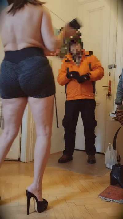 Sucking off the Pizza Delivery Guy 🍕