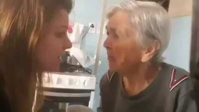 This woman’s mother suffers from Alzheimer’s. For the first time in years, she recognized her daughter, looked into her eyes and told her she loves her..