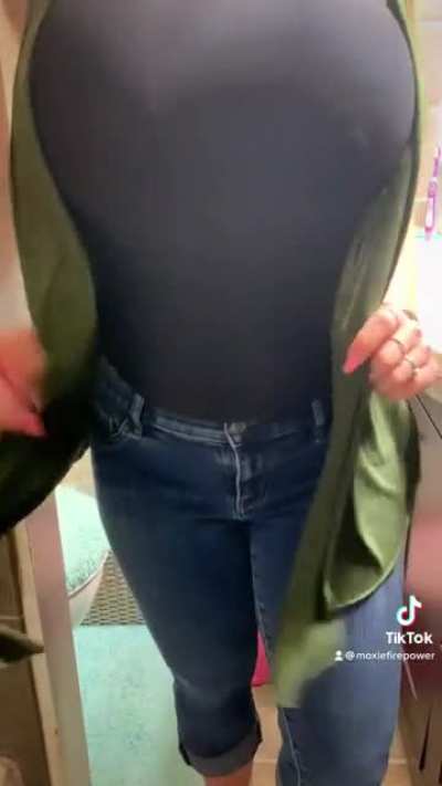 Jiggling my Huge Jugs