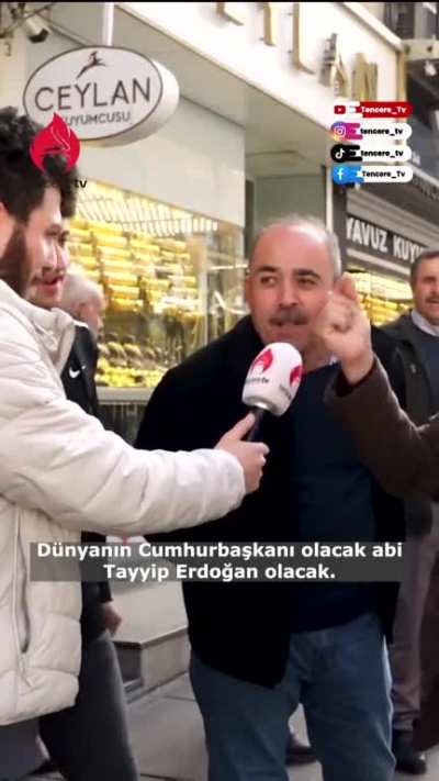 Sokak röportajında fesli bir amca, AKP’yi öven başka bir şahsı ağzından öpmeye kalktı :-))