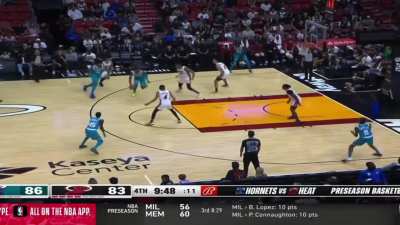 [Highlight] Brandon Miller spins around the screen and hits the mid-range pull up