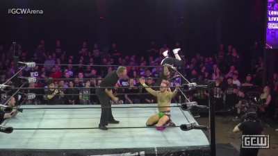 Vipress busted on the turnbuckle