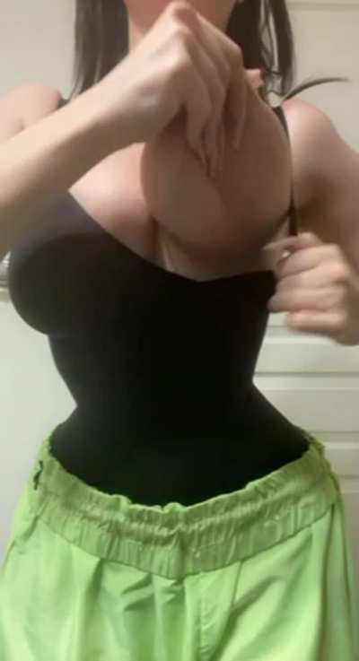 My bodysuit compliments my small waist but suffocates my natural DDDs [drop-oc]