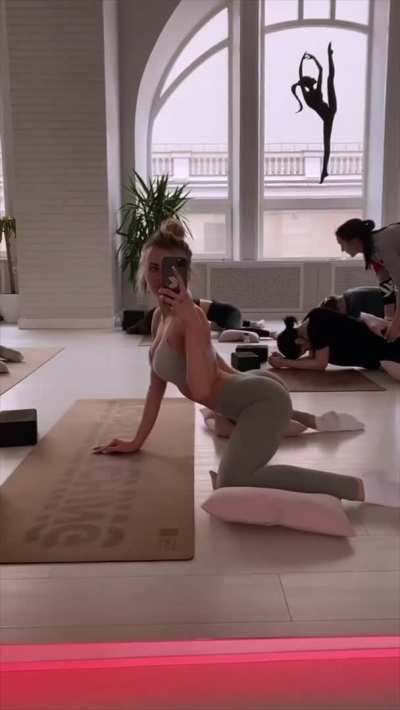 Even the lady standing in the back had to take a look 🤣