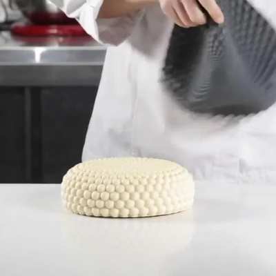 Peeling off a cake mold