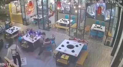 Filmlerdeki dövüş sahneleri gibi,kamera 5 fps değil ve görüntü kaliteli,hareketler saçma salak değil el döndürmeden sandalye atmaya kadar her şey var.Şu ana kadar tanık olduğum en iyi gerçek hayat kavgası.