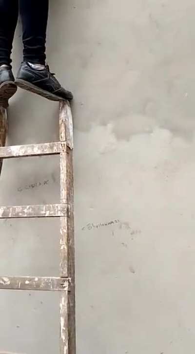 Otro caso de una familia encerrada por la municipalidad de Avellaneda, pibas le pasan comida con una escalera