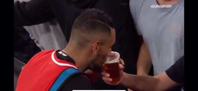 Kygs having a sip.