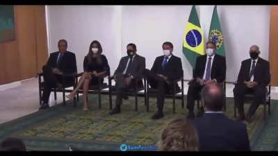 Nas fotos divulgadas pelo Planalto da posse de Flávia Arruda como Ministra Chefe da Secretaria de Governo, um dos convidados - sentado ao lado do presidente da república e seu vice - foi cortado das imagens. @SamPancher corrigiu essa injustiça