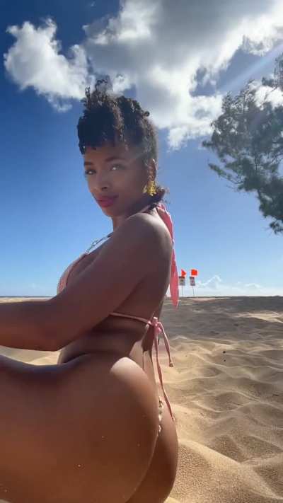 Booty isolation in the sand.<wbr>..del<wbr>iciou<wbr>s. 🤤💋