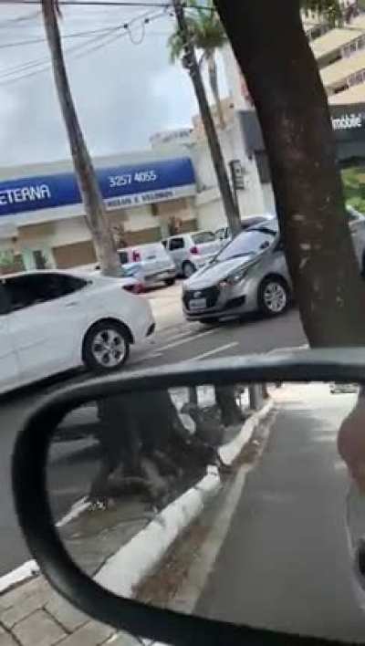 Votou no bozo e vai abastacer a 10 conto fazendo arminha. 👉⛽