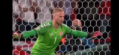 DEN-ENG: Dänemarks Torwart Schmeichel wurde beim Elfmeter mit Laserpointer geblendet
