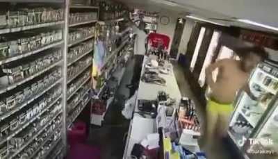 Dükkanda saz çalan esnaf, deprem sonrası odadan çıkan baksırlı adam ve kadın. Bu nası video ĞWSĞĞSPWLWŞSSŞ