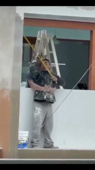 Empleados de un contratista nuestro pintando un alero.