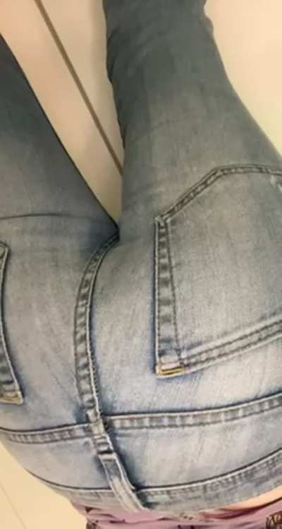 Hello guys, good morning with a big fart in my new jean🙊 🙌 sound on 😍