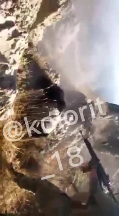 Türk askerleri büyük olasılıkla pkk lı teröristleri infaz ediyor. Ne diyorsunuz bu duruma altında Türklere söven de var destekleyen de. Bence o şekildeki bir ortamda mantıklı bir hareket.