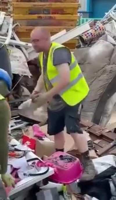 Если помните недавно было видео где мужик приме<wbr>рял вагину найде<wbr>нную на свалк<wbr>е,тут продо<wbr>лжени<wbr>е вечер<wbr>инки подъе<wbr>хало