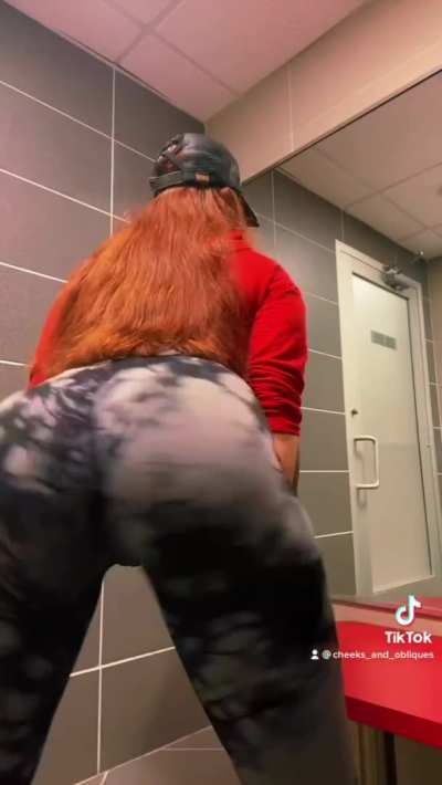 Fit booty bouncing (F28)