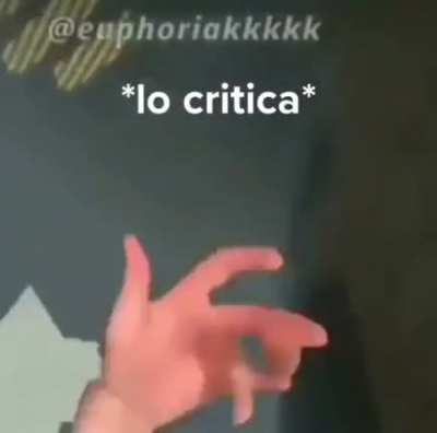 *lo critica*