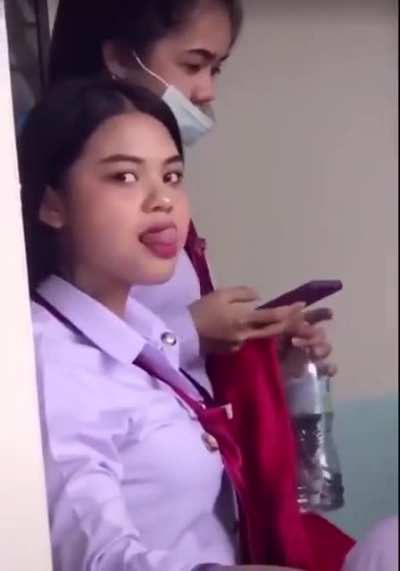 pa-translate naman neto Kuya Pao. feeling ko nagugutom si ate pero di ako marunong mag-sign language