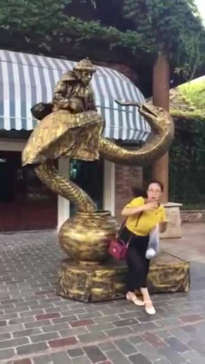 The statue is alive!