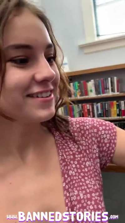 Fetiche en la biblioteca 😁👌