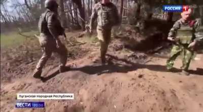 Russian propagandist Major Evgeniy Polovodov, an officer from the press service of the Russian Ministry of Defence died while his team came under artillery fire in the Serebryan'skyy forest. During evacuation a fpv drone chases them.