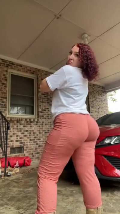 Kiss that fat booty💋