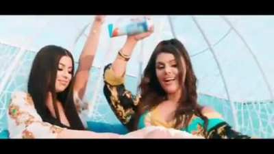 AmyClaire canta in clipul lui abi