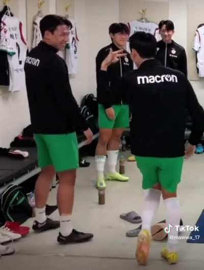 221203 Korean football national team listening and dancing to LOVE DIVE