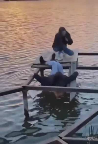 Упала в воду? Подож<wbr>ди-ка<wbr>... (звук, остор<wbr>ожно)