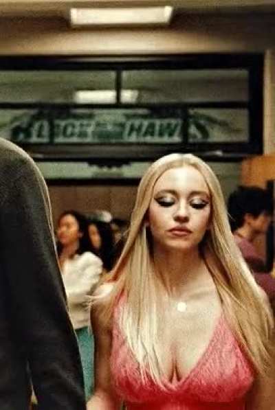 Sydney Sweeney’s big heavy tits are unreal