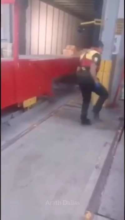 Me: I wonder where my package is / DHL: