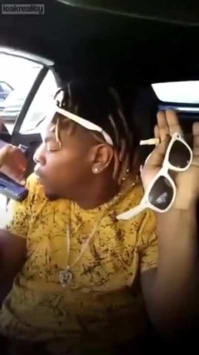 Some rapper was flashing cash and got owned during live streaming....