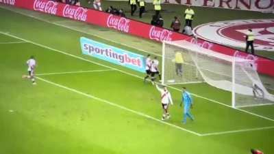 O mais fraco gandula do Beira-Rio: