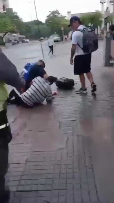 Paraná: Policía se agarró a trompadas con un mechero acusado de sustraer un chocolate de un comercio, el delincuente terminó preso