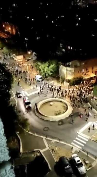 Israeli police escorting a Zionist mob chanting ‘death to Arabs’ in a mixed city (Haifa).