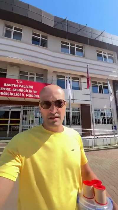 🗣️Bir vatandaşın paylaşımı:

“Gençlere teklifim; devlete girin. Burada öyle bir imkan var ki…

Sınava girmeyen, barajı geçemeyen, sınavda beni geçemeyen şube müdürü.

Böyle devlet bir yerde bulunmaz.”