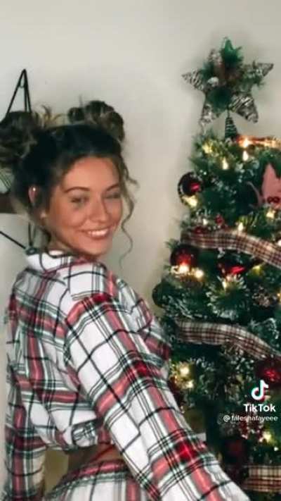 Would love to unwrap her 🎁