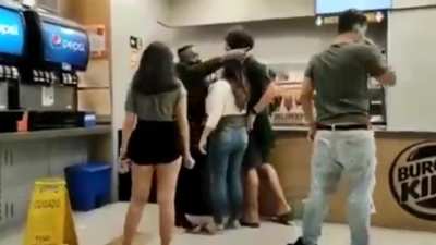 Brasil: dedo no cu e gritaria. Ps: não tenho contexto nenhum do que tá acontecendo.