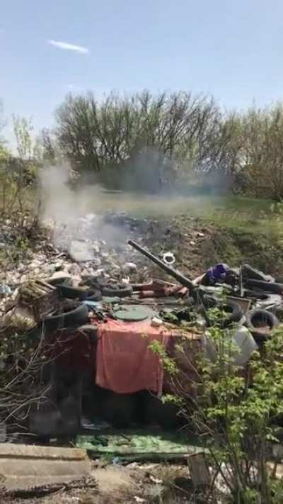 Ukrainian BMP-1 camouflaged as junk fires at Russian positions