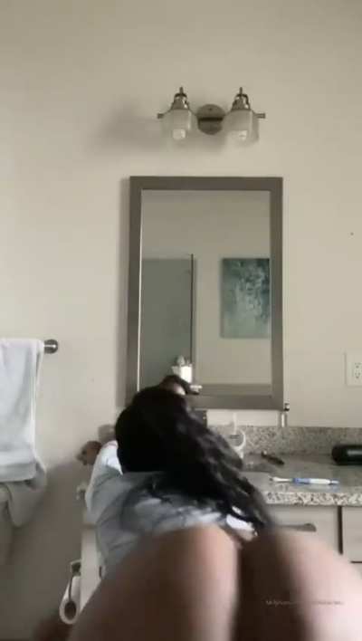 That ass looks immaculate 🤤
