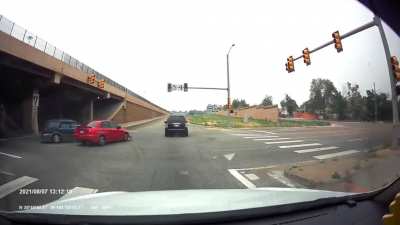 Idiot runs red without insurance. Subaru VS Subaru