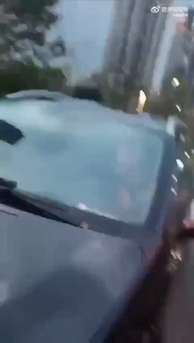 男子明显已<wbr>失去理智， 小仙女们为<wbr>什么还敢躺<wbr>在车前
