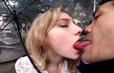 Kissing in the rain💕