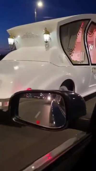 Ну вот) а в нашем ЗАГСе все до сих пор сраный лимузин заказывают) Даже водила из Арабских Эмиратор опешил.