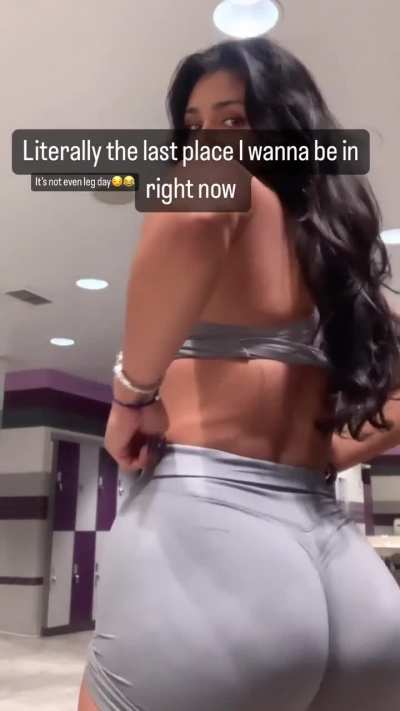 Wow! She has a thick dumper! 🤤🍑
