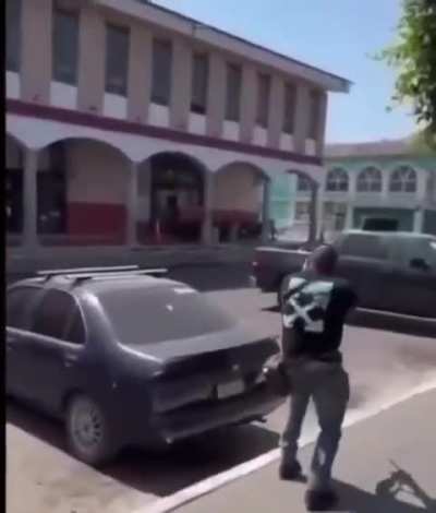 CJNG firing at the Municipal Presidential building in Jiquilpan, Michoacán moments ago.
